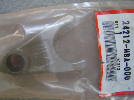 Fourchette boîte centrale Honda XRV750 - Réf. 24212-MBA-000