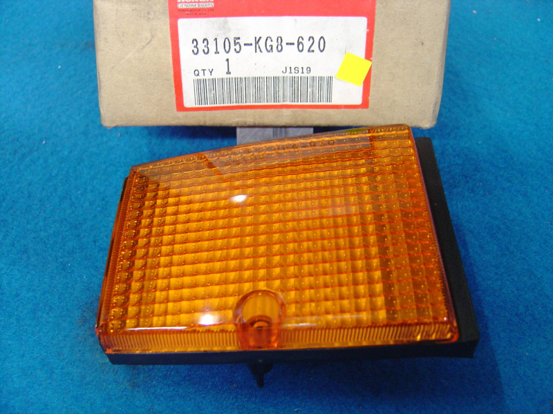 Cache droit CH125 83 Honda - Référence 33105KG8620