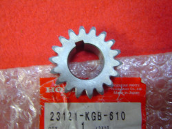 Pignon transmission primaire 18dts de sortie vilebrequin de VT125C 99-7 XL125V