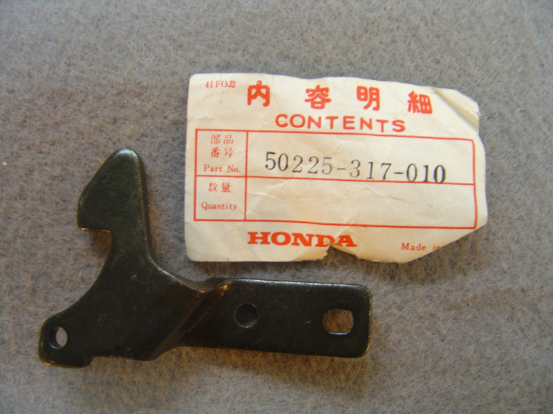 Crochet verrouillage selle Honda CB350K3 CB250K3 - Réf. 50225-317-010