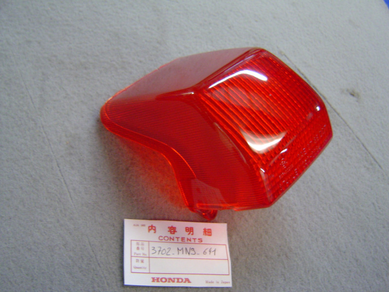 Cabochon feu arrière Honda NX250 NX650 - Réf. 33702MN9641
