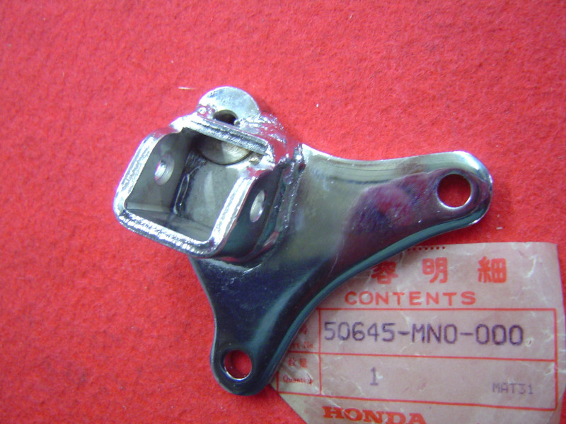 Support repose-pied avant gauche Honda VF750 – 50645-MN0-000