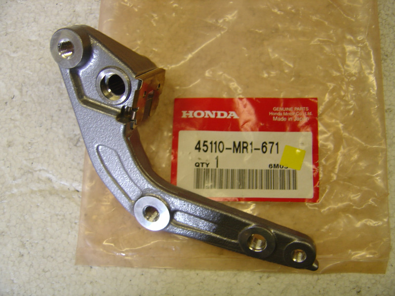 Support étrier frein gauche Honda VT600C - Réf. 45110MR1671