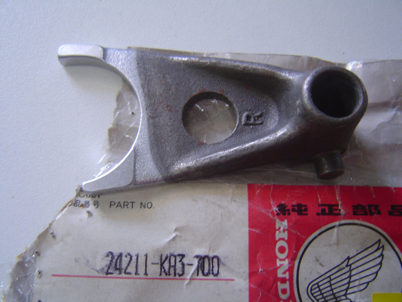 Fourchette de boîte droite Honda CR125RC - Réf. 24211KA3700