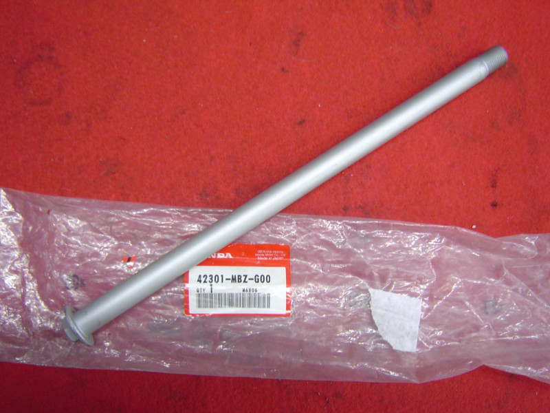 Axe de roue arrière Honda CB600F 02-06 | Réf. 42301MBZG00