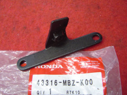 Support de fixation de durit de frein AR sur bras oscillant de CB600F 03-04