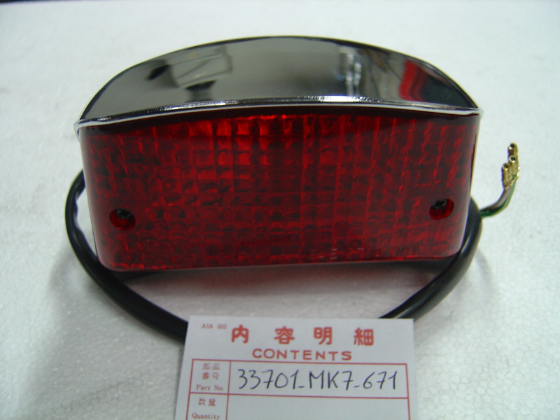 Feu arrière complet Honda VT750C 86 - Réf. 33701MK7671