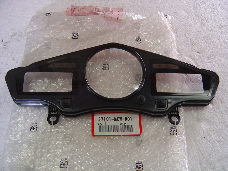 Boîtier supérieur bloc compteurs Honda VFR800 2002 - 37101MCWD01