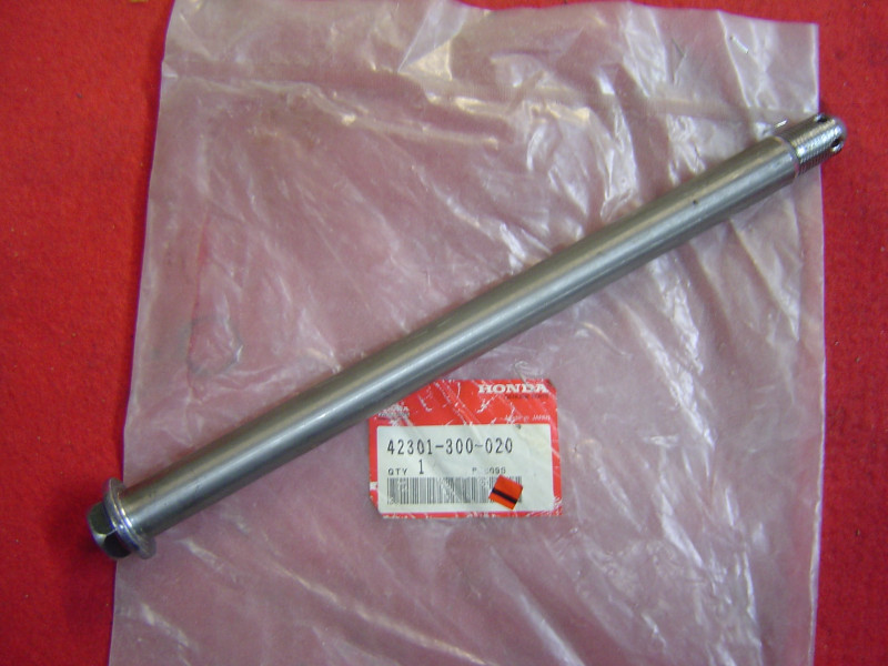 Axe de roue arrière Honda CB550F2 CB550K3 - Réf. 42301300020