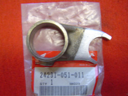 Fourchette de boite gauche de SS50 idem 24231051010