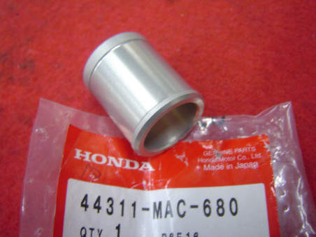 Entretoise roue avant droite Honda CR125 CR250 CR500 - 44311MAC680