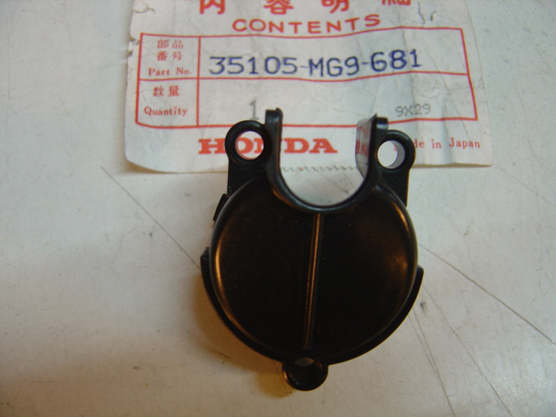 Cache inférieur contacteur clefs Honda CB450S GL1500 – 35105MG9681