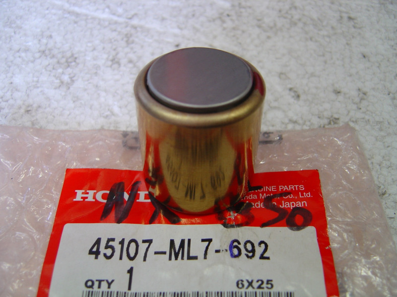 Piston étrier frein avant Honda NX650 VFR750 XRV650 - 45107ML7692