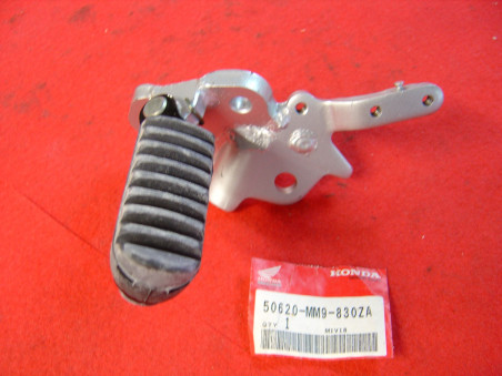 Platine Repose-pied AV Gauche Honda XL600V – Réf. 50620MM9830ZA