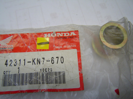 Bague axe roue arrière droite Honda CH125 Spacy 42311-KN7-610