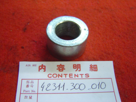 Entretoise gauche roue arrière Honda CB750K - Réf. 42311300010