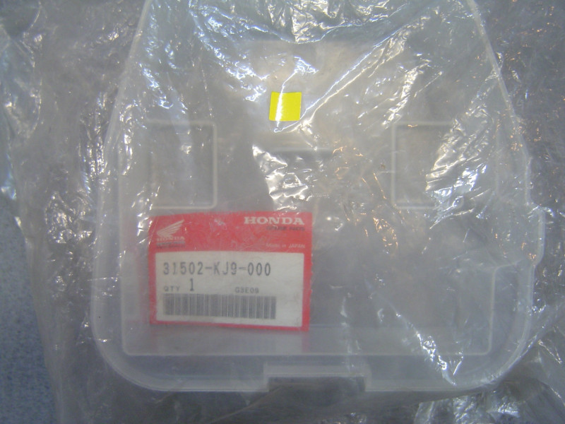 Couvercle batterie Honda CH125 84-86 – Réf. 31502KJ9000