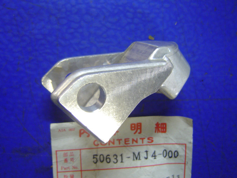 Support Repose-Pied Avant Droit Honda VF1000R - 50631MJ4000