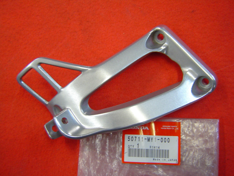 Platine repose-pied AR droit Honda XRV750 - Réf. 50711MY1000