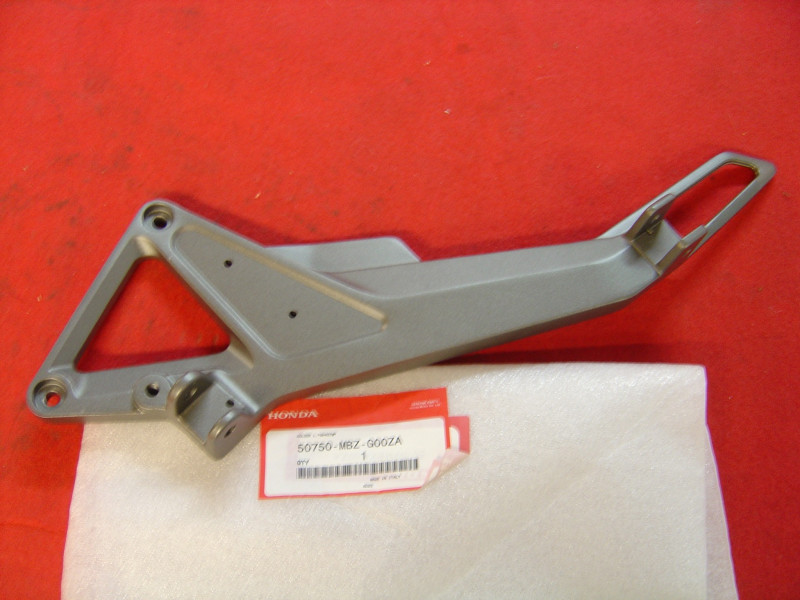 Platine Repose-Pied Gauche Honda CB600F 02 | Réf. 50750MBZG00ZA