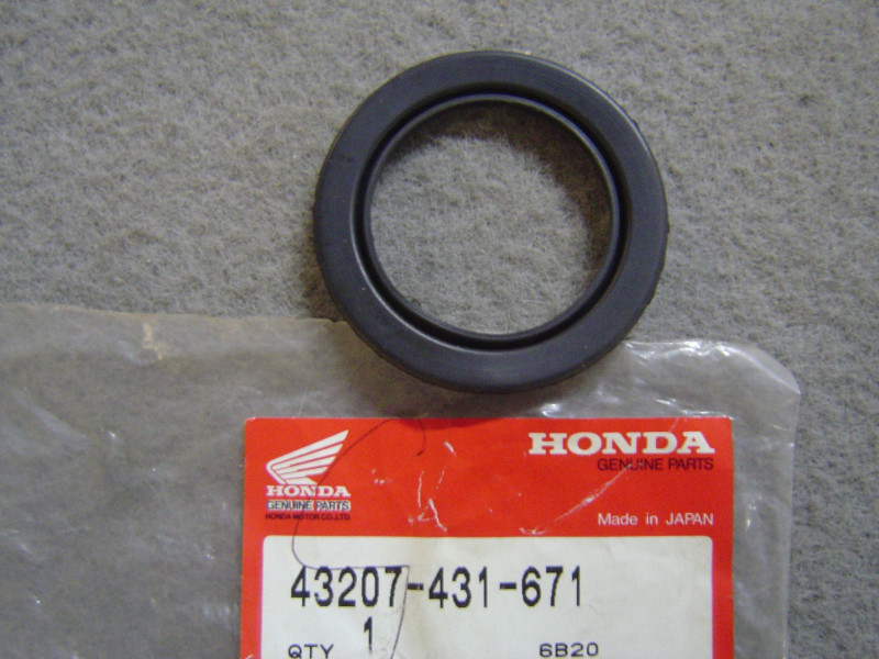 Cache poussière piston étrier AR Honda GL1000 K3 - 43207-431-671