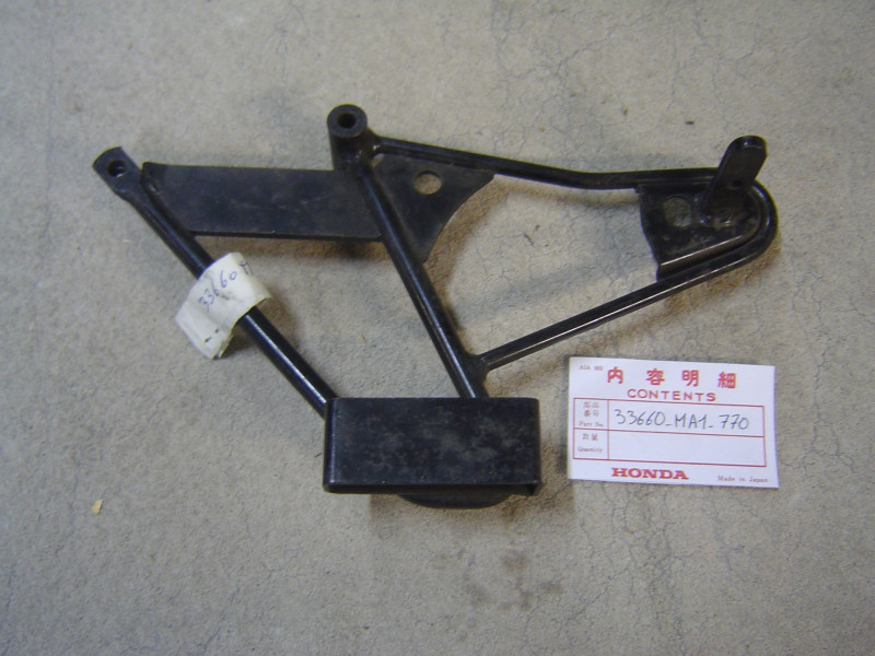 Support de clignotant AR gauche de GL500 silverwing HONDA 33660-MA1-770