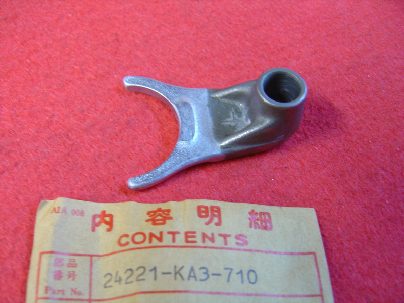 Fourchette boîte gauche Honda CR125RE 84 - 24221KA3710