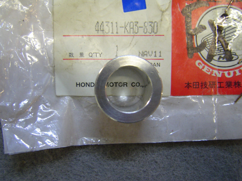 Entretoise axe roue avant G Honda CR125R CR250R CR500R 44311KA3830
