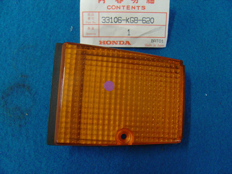 Cache AV gauche orange Honda CH125 NH125 83 - Réf. 33106KG8620