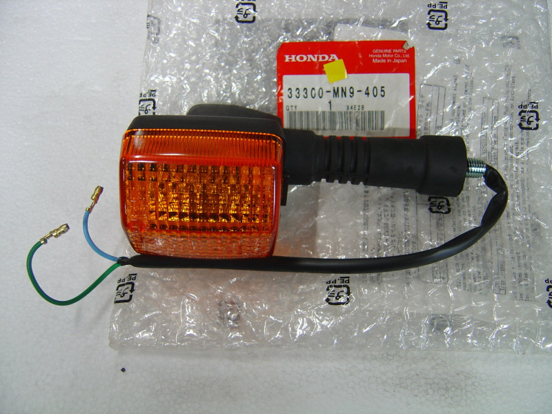 Clignotant avant droit Honda NX650 CB500 - Réf. 33300MN9405