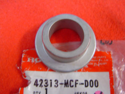 Entretoise latérale de roue AR de VTR1000 01-04