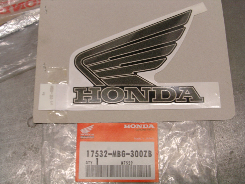 Autocollant réservoir gauche Honda VFR800FIW 1998 NH359