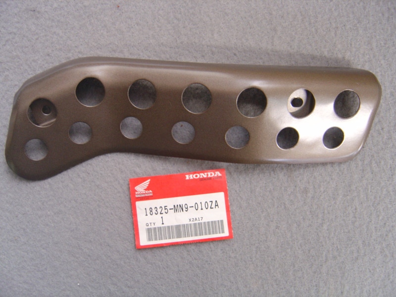 Grille de pot Honda NX650J YR140M – Réf. 18325MN9010ZA