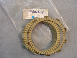 Un kit de 7 disques d'embrayage adaptable BIHR pour CB500 94-04 VT600 89-99 X