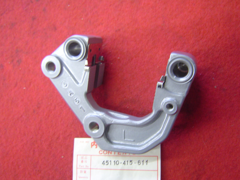 Support étrier avant gauche Honda CB400N CX500 - Réf. 45110415611