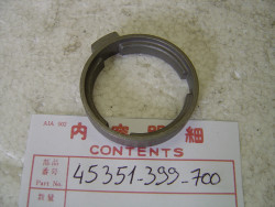 bague dans étrier de frein AV de Cb125T/TA