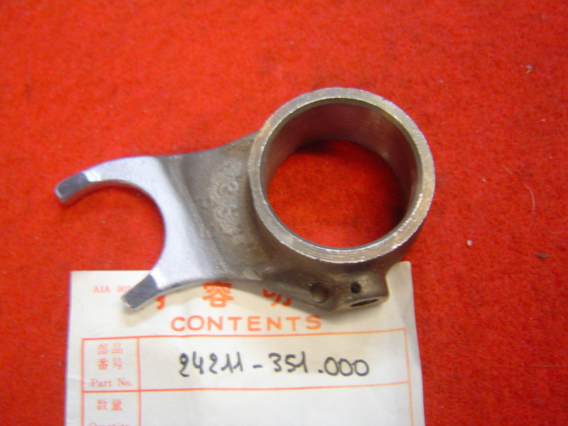 Fourchette de boîte droite Honda CB125K5 CB125JX - Réf. 24211351000