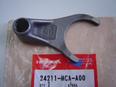 Fourchette Boîte Avant Honda GL1800 F6B 1800 - 24211MCAA00