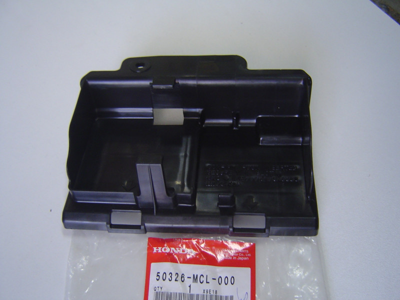 Couvercle boîte batterie Honda VT750 01-07 | Réf. 50326MCL000
