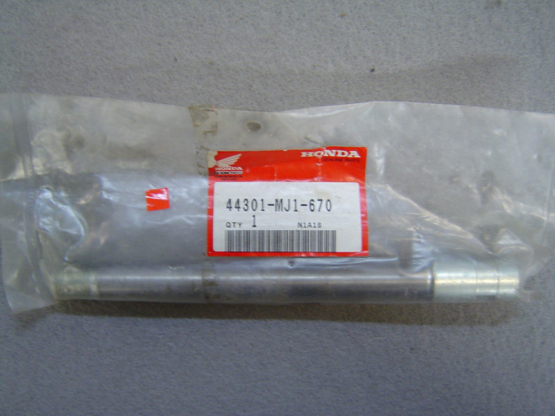 Axe roue avant Honda VF1000F VT1100C – Réf. 44301MJ1670