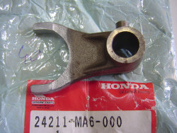 Fourchette de boite milieu de CBX400FC F2C CBX550 idem 24211MA7000