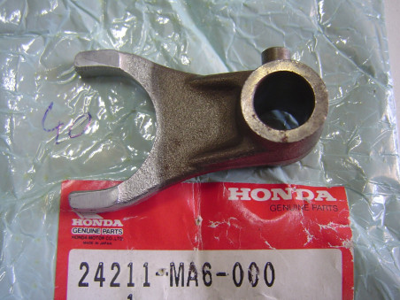 Fourchette boîte milieu Honda CBX400 CBX550 - Réf. 24211MA6000