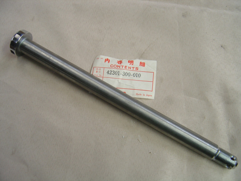 Axe de roue arrière Honda 500-750 Four - Réf. 42301300010