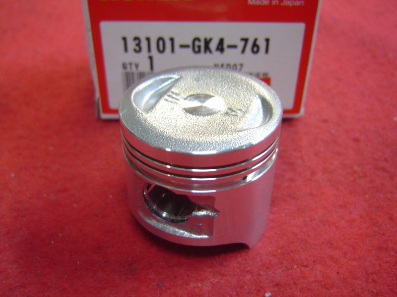 Piston cote origine de C50 HONDA 13101-GK4-761  13101GBZ71 13101GK4760