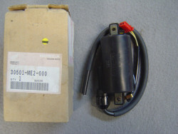 Bobine haute tension coté droit de CX650E GL650 marquée TEC AS82-TRI