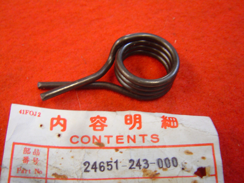 Ressort rappel axe sélection Honda CL15A SS125A - Réf 24651243000