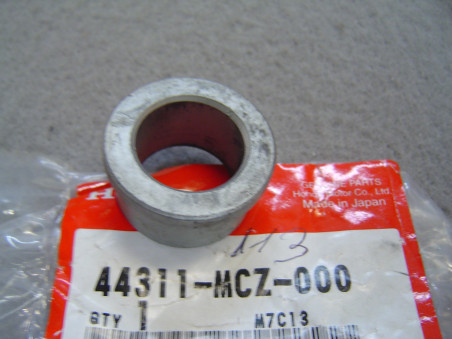 Entretoise axe roue avant droite Honda CB900F CB1300F - 44311MCZ000