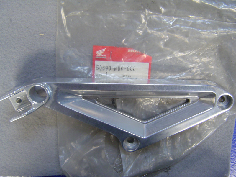 Platine alu gauche Honda VF750S 82 – Réf. 50690MB0000