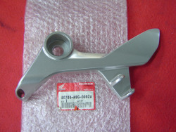 platine repose pied avant gauche de VFR800 98-01 code couleur NH295M