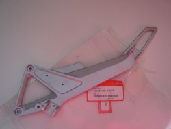 Platine de repose pied gauche de CB600F 06 pièce neuve mais avec un tout peti